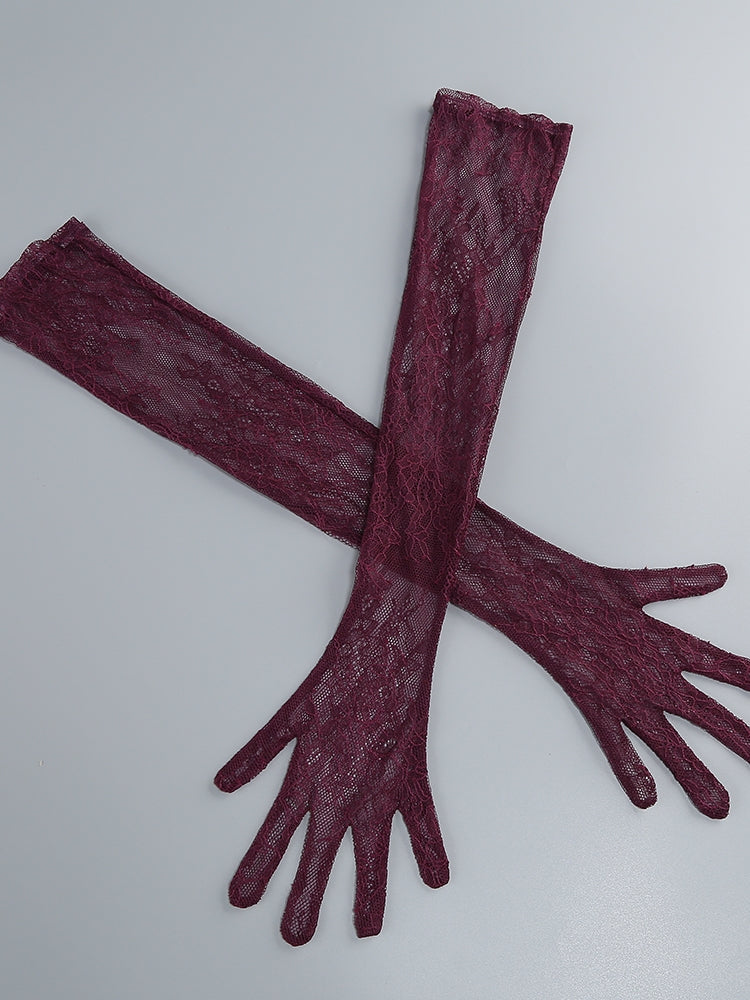 Abendkleid aus Spitze in Bordeaux mit langen Handschuhen