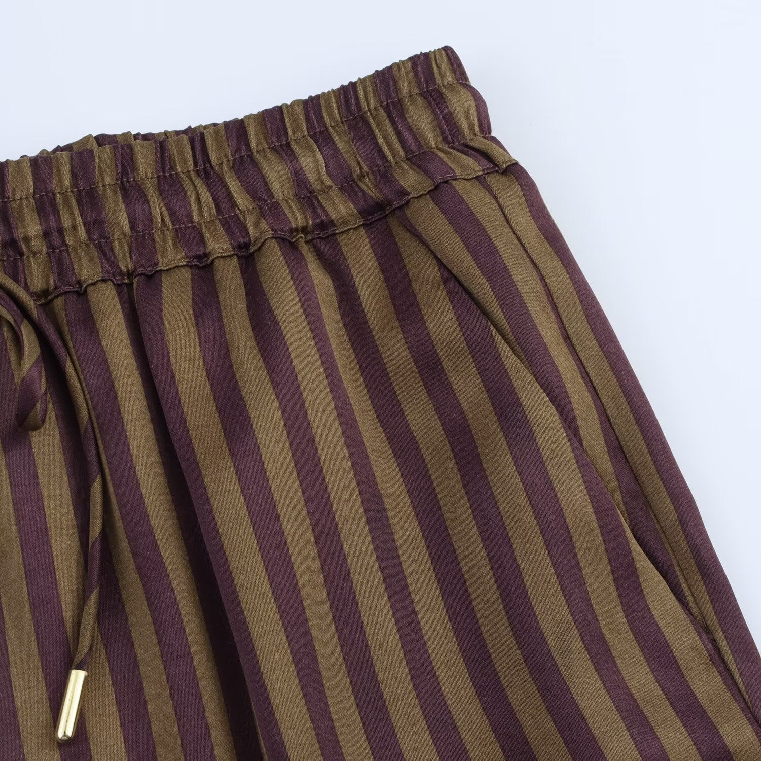 Gestreiftes Satin-Set in Schokoladen- und Olivtönen