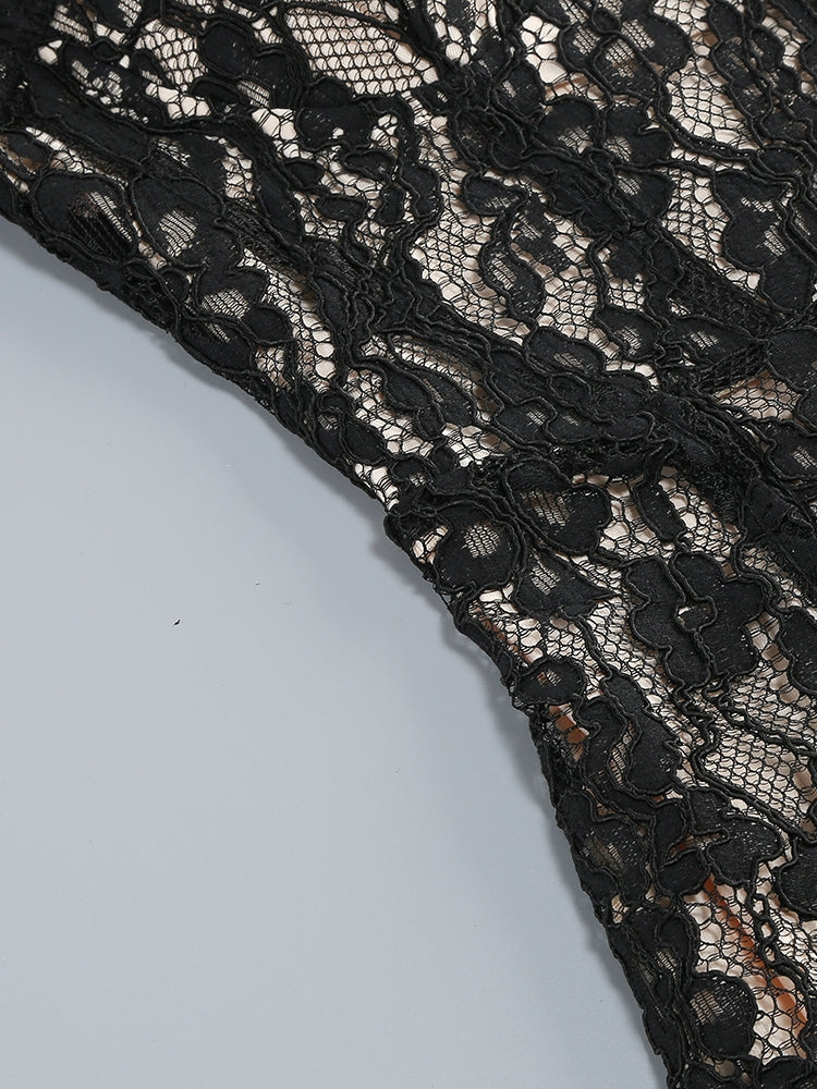 Schwarzes Spitzenkleid mit Corsagen-Silhouette