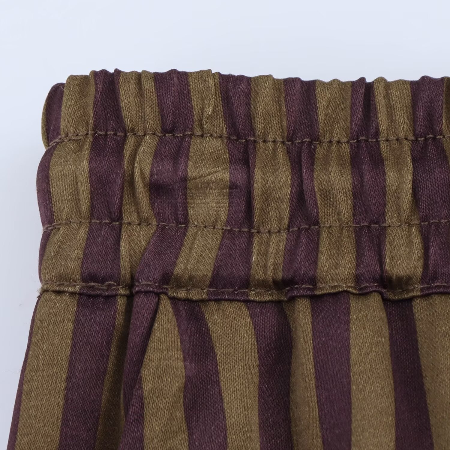 Gestreiftes Satin-Set in Schokoladen- und Olivtönen