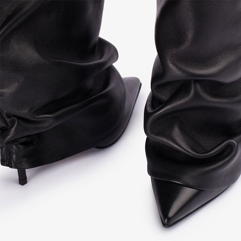 Faltenlederstiefel mit spitzer Zehenpartie in Schwarz