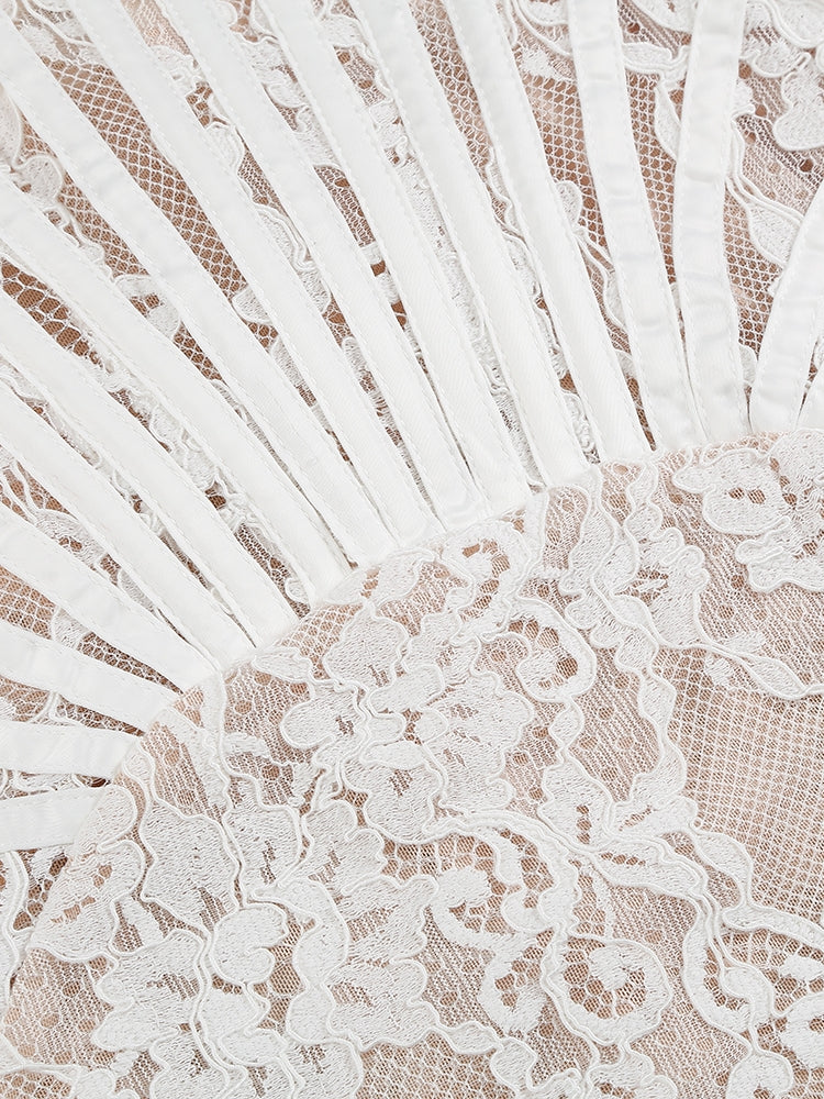 Spitzen-Minikleid mit Drapierung und Korsett-Detail