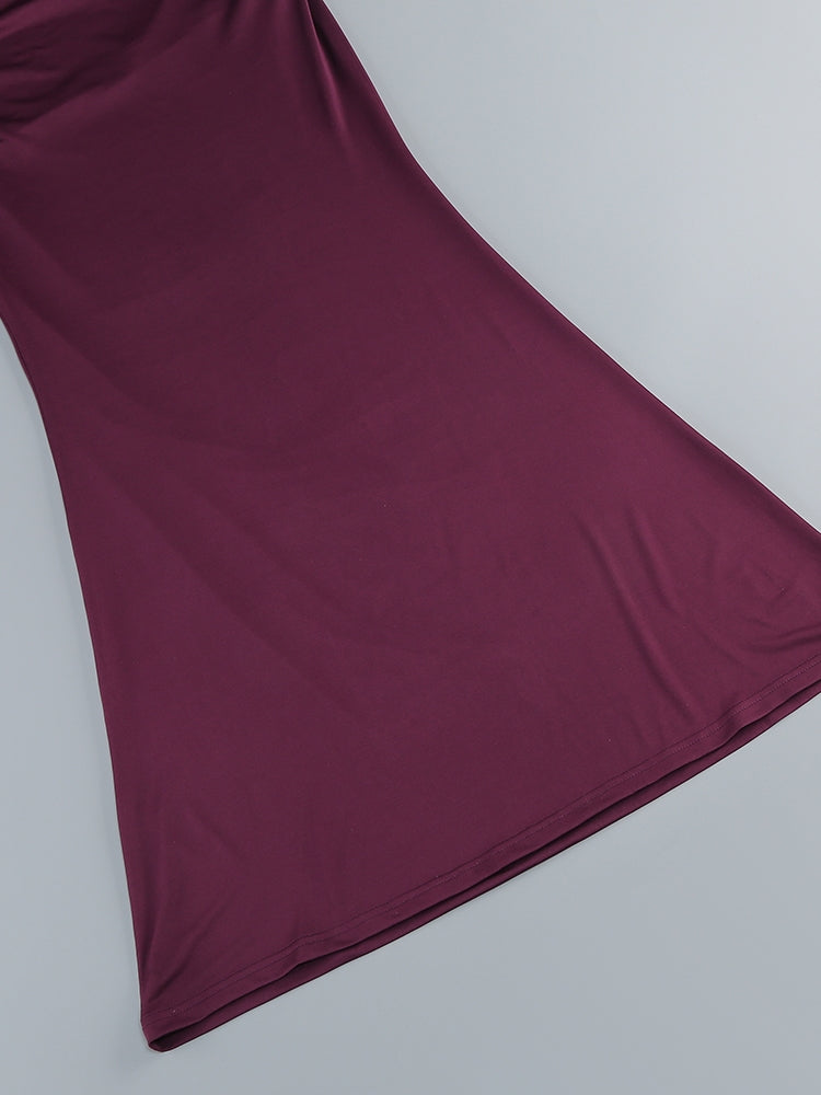 Abendkleid aus Spitze in Bordeaux mit langen Handschuhen