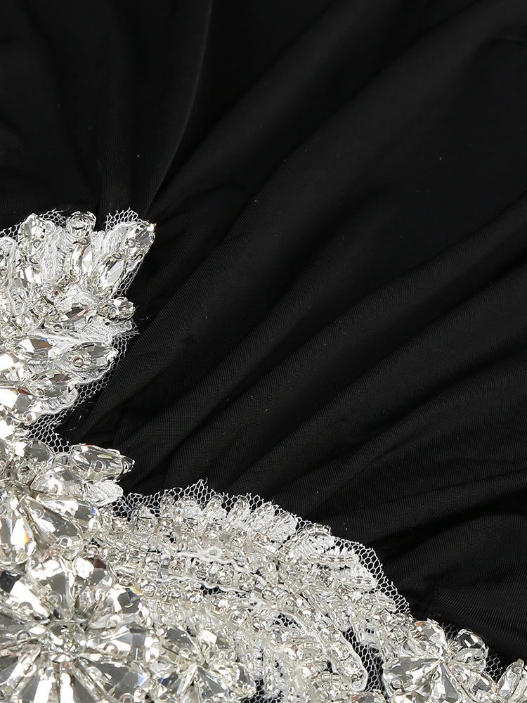 Asymmetrisches Abendkleid mit Kristallapplikation