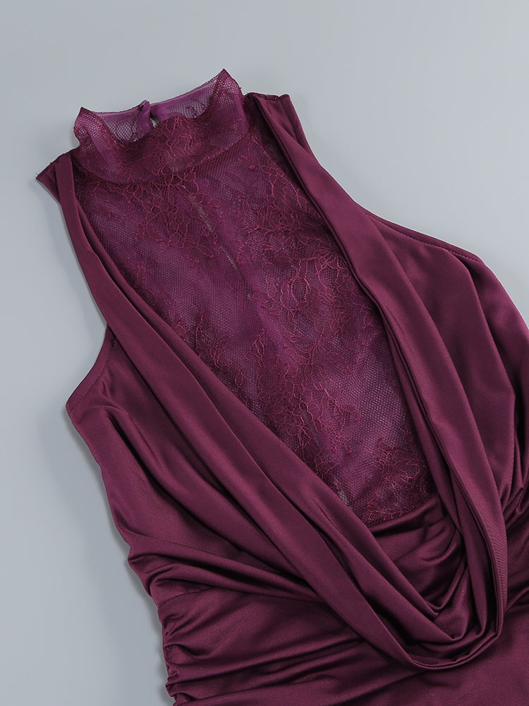 Abendkleid aus Spitze in Bordeaux mit langen Handschuhen