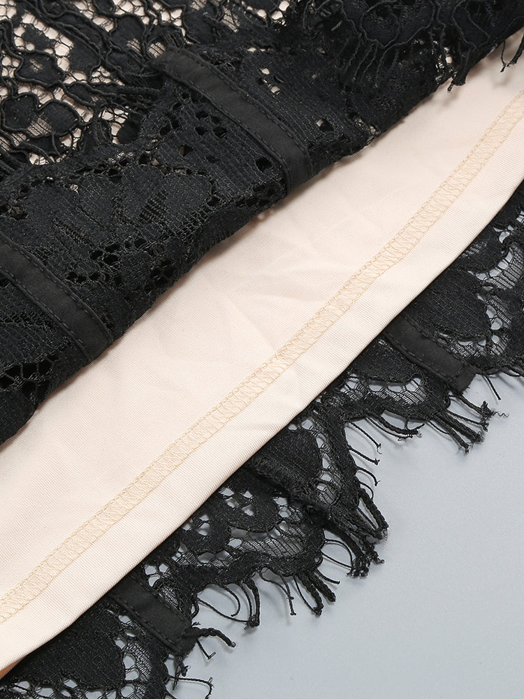 Schwarzes Spitzenkleid mit Corsagen-Silhouette