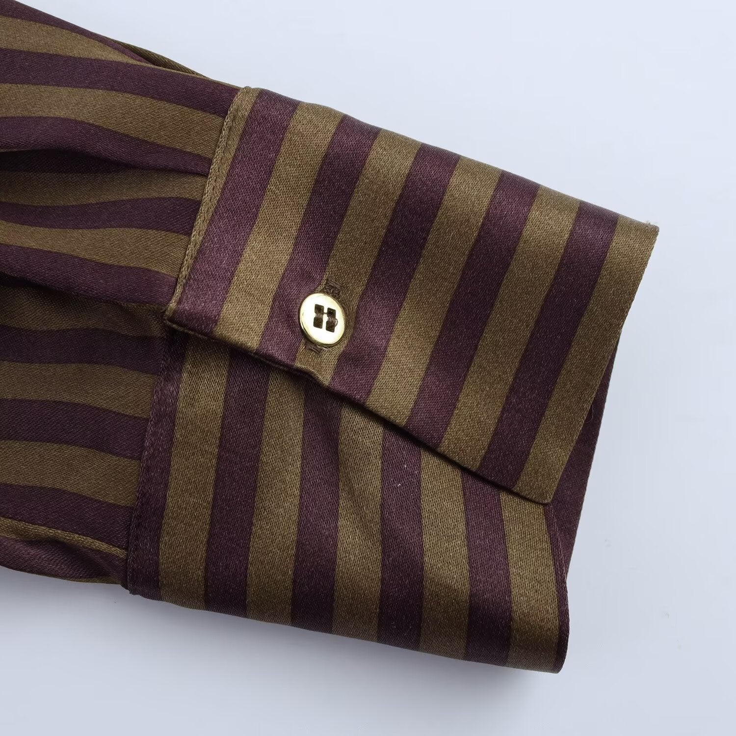 Gestreiftes Satin-Set in Schokoladen- und Olivtönen