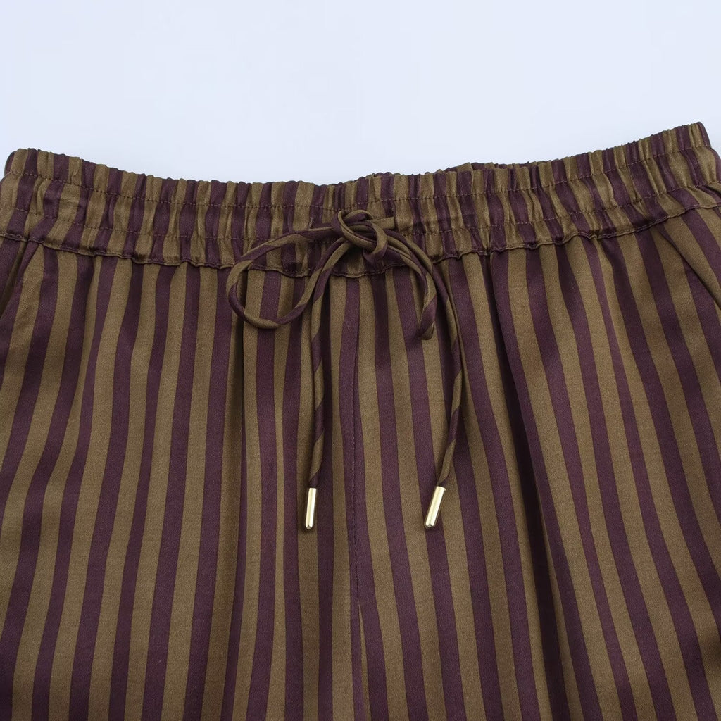 Gestreiftes Satin-Set in Schokoladen- und Olivtönen