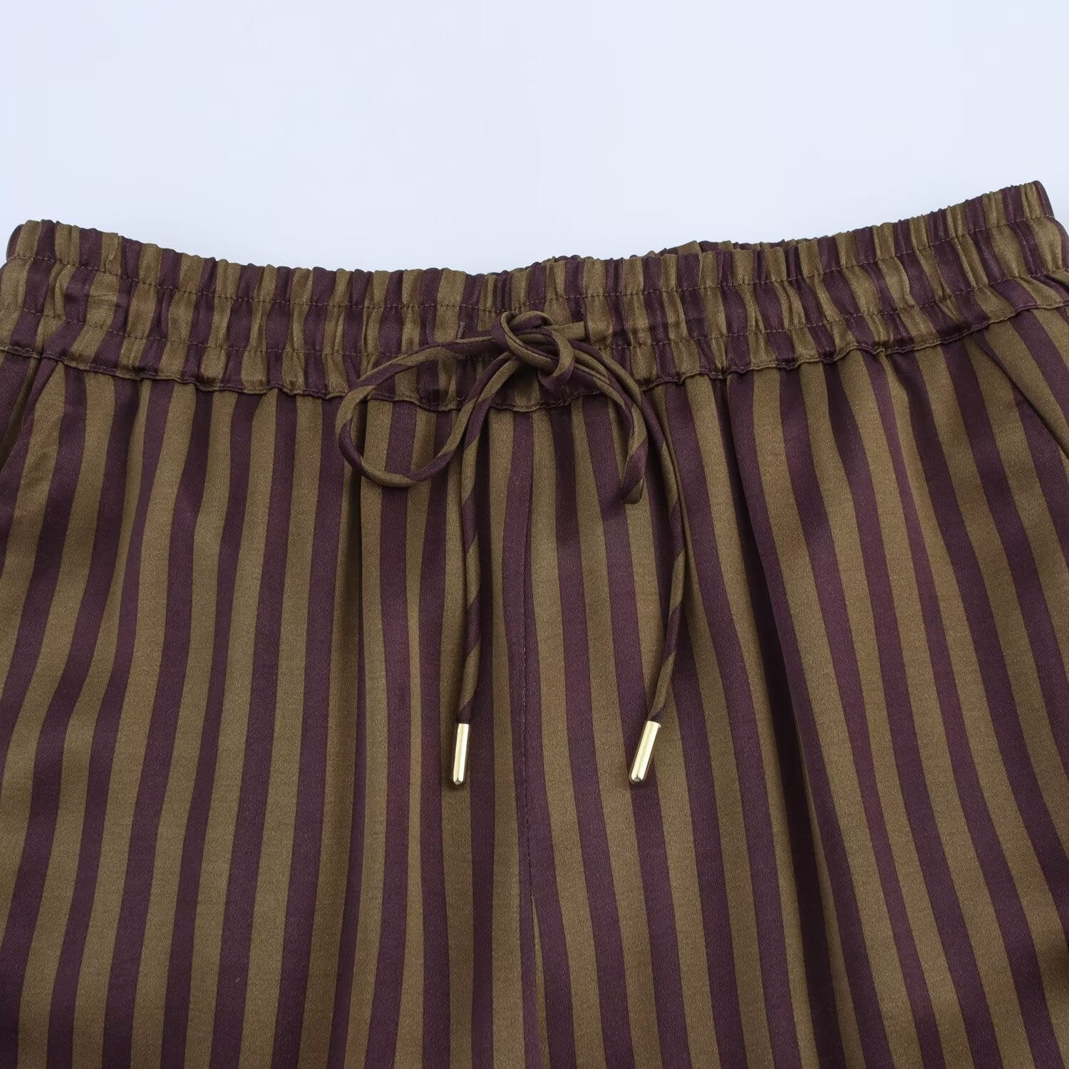 Gestreiftes Satin-Set in Schokoladen- und Olivtönen