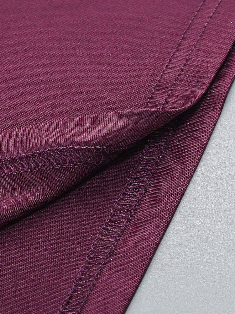 Abendkleid aus Spitze in Bordeaux mit langen Handschuhen