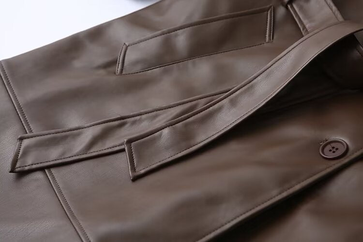 Langer Trenchcoat aus braunem Kunstleder