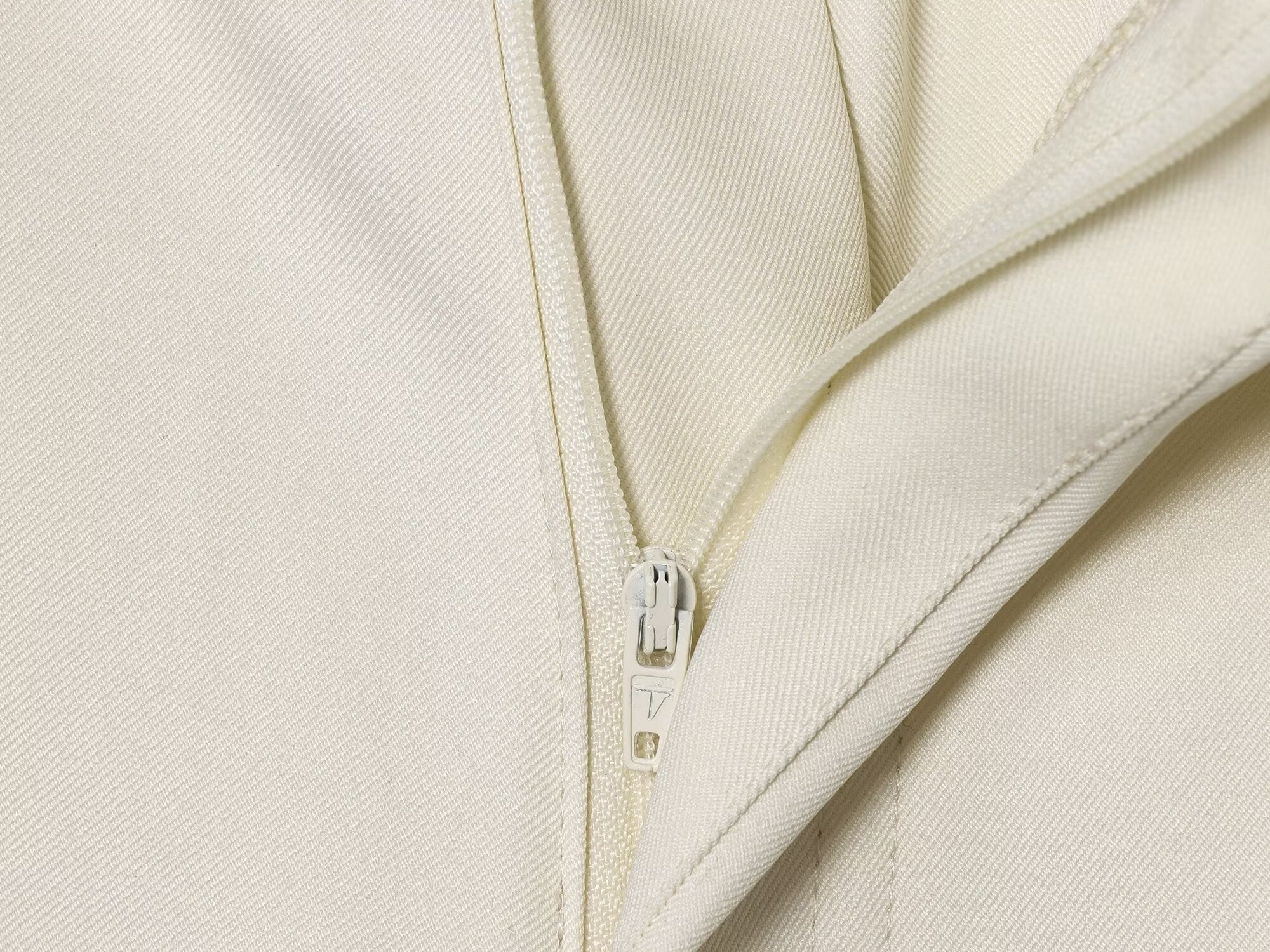 Zweiteiliges Set in Creme aus fließendem Stoff