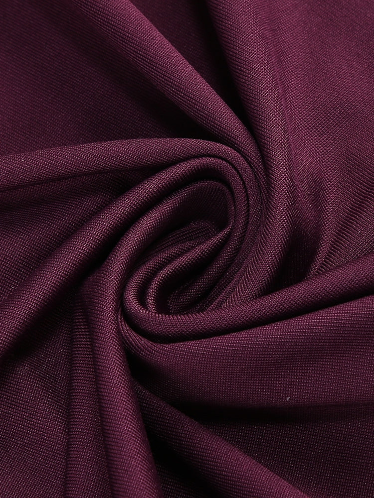 Abendkleid aus Spitze in Bordeaux mit langen Handschuhen