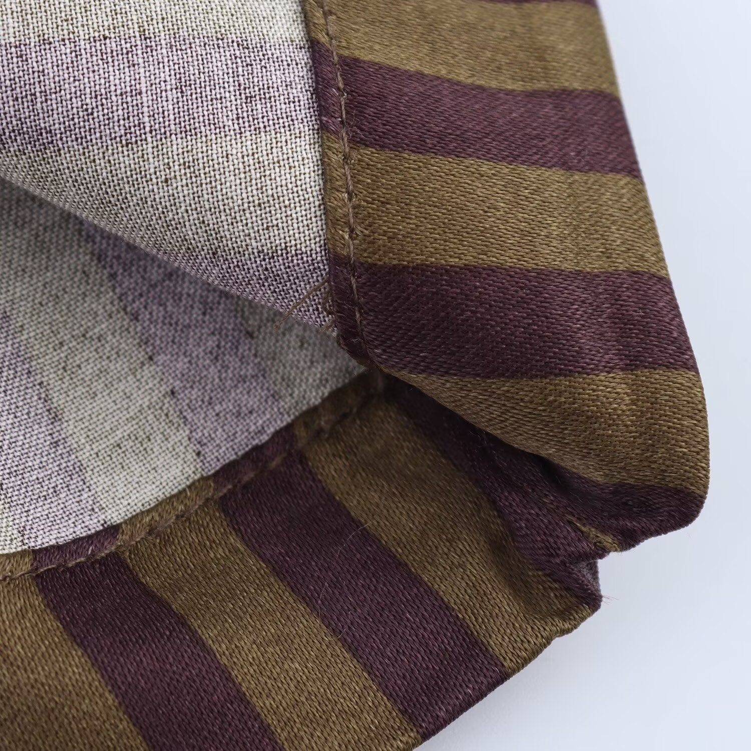 Gestreiftes Satin-Set in Schokoladen- und Olivtönen