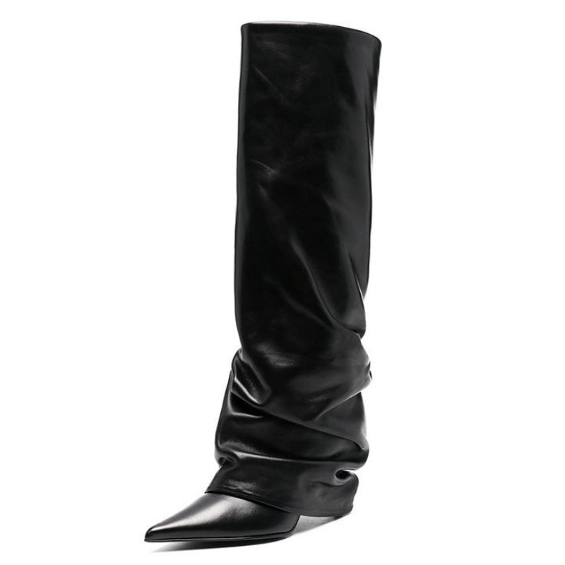 Faltenlederstiefel mit spitzer Zehenpartie in Schwarz