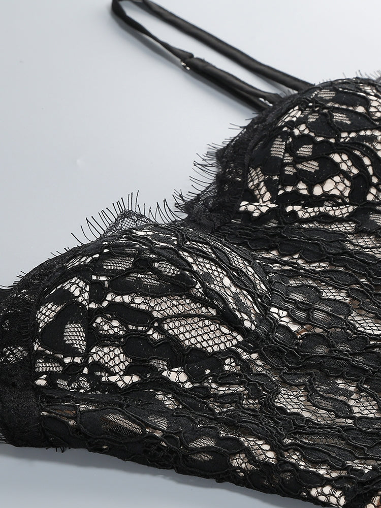 Schwarzes Spitzenkleid mit Corsagen-Silhouette