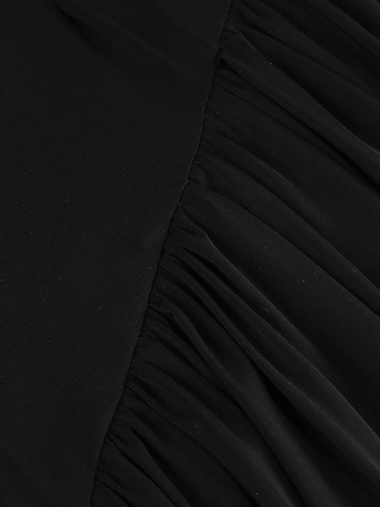 Asymmetrisches Abendkleid mit Kristallapplikation