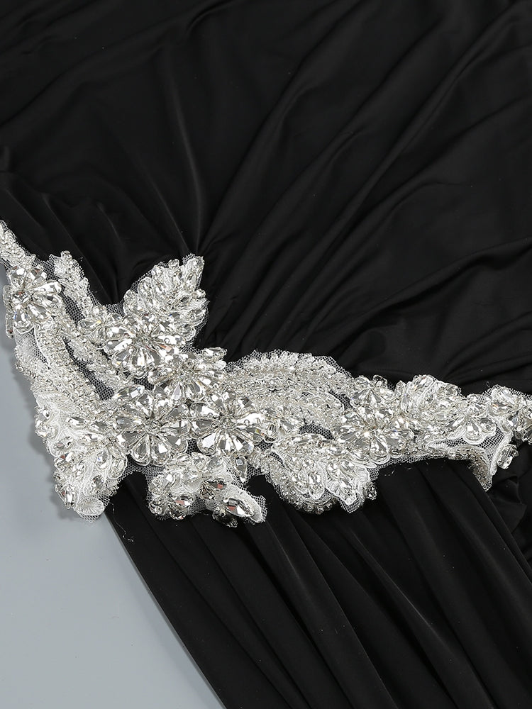 Asymmetrisches Abendkleid mit Kristallapplikation