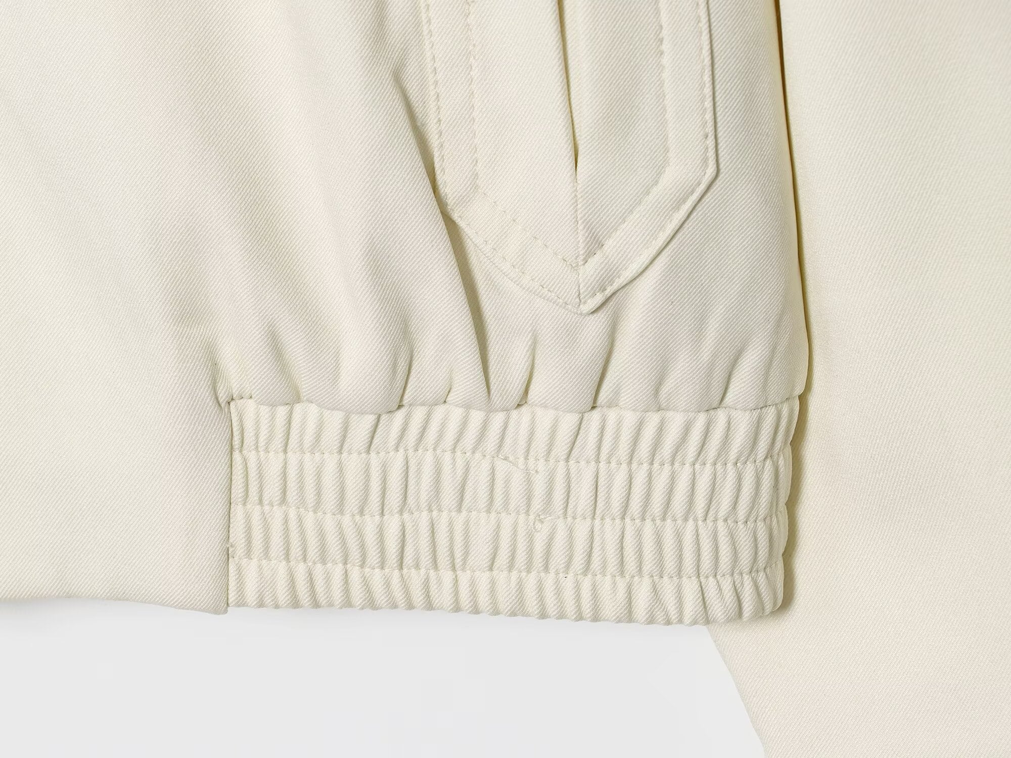 Zweiteiliges Set in Creme aus fließendem Stoff