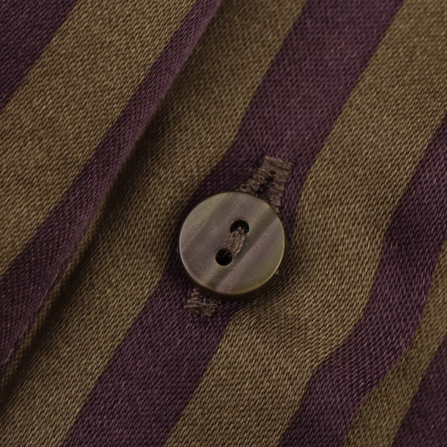 Gestreiftes Satin-Set in Schokoladen- und Olivtönen