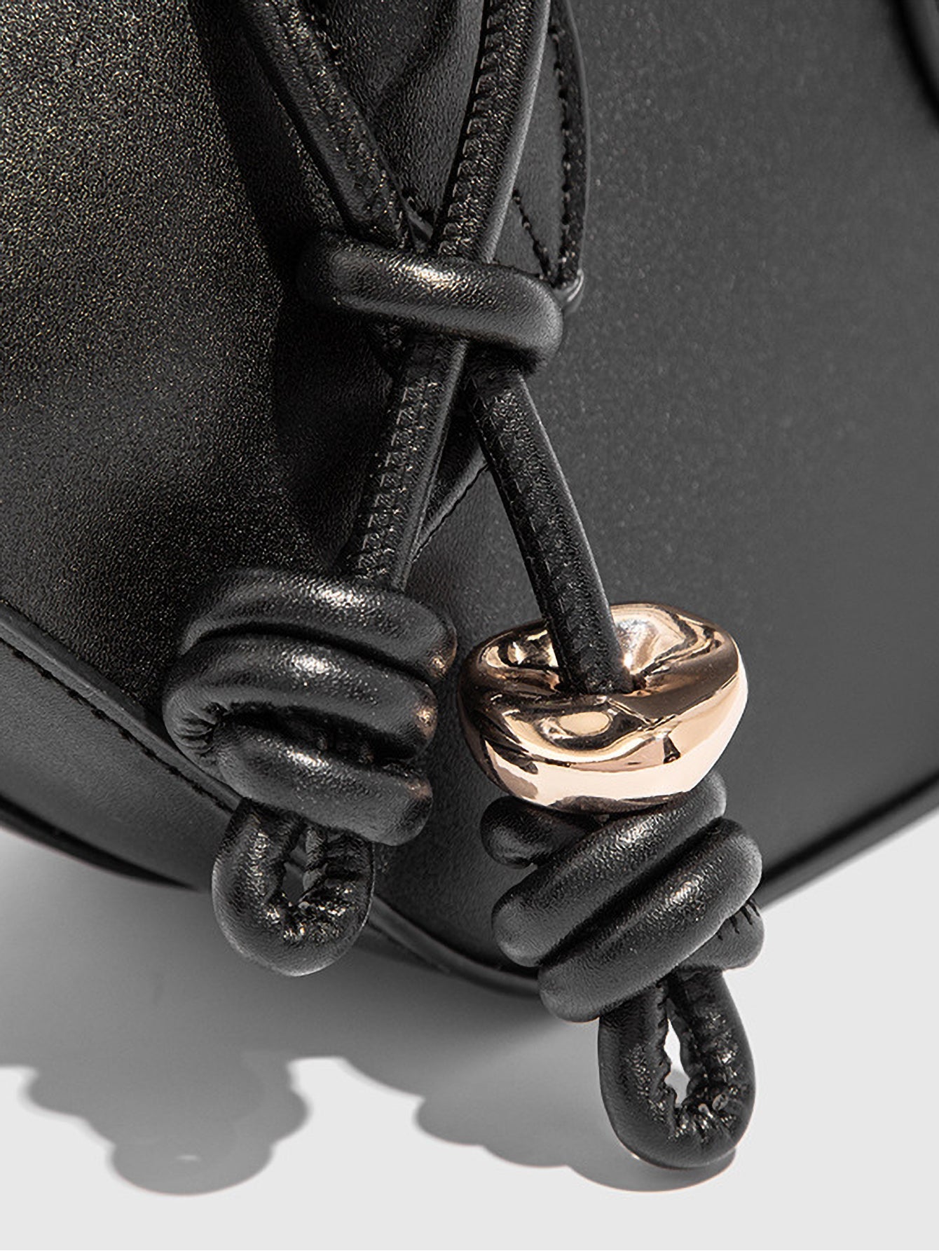 Mini-Tophandle-Bag aus schwarzem Kunstleder