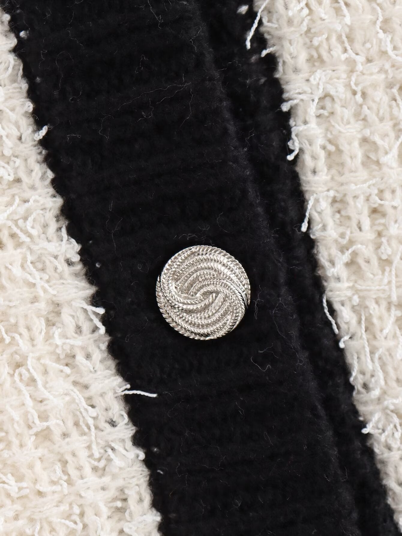 Zweiteiliges Strick-Set in Creme mit schwarzen Akzenten