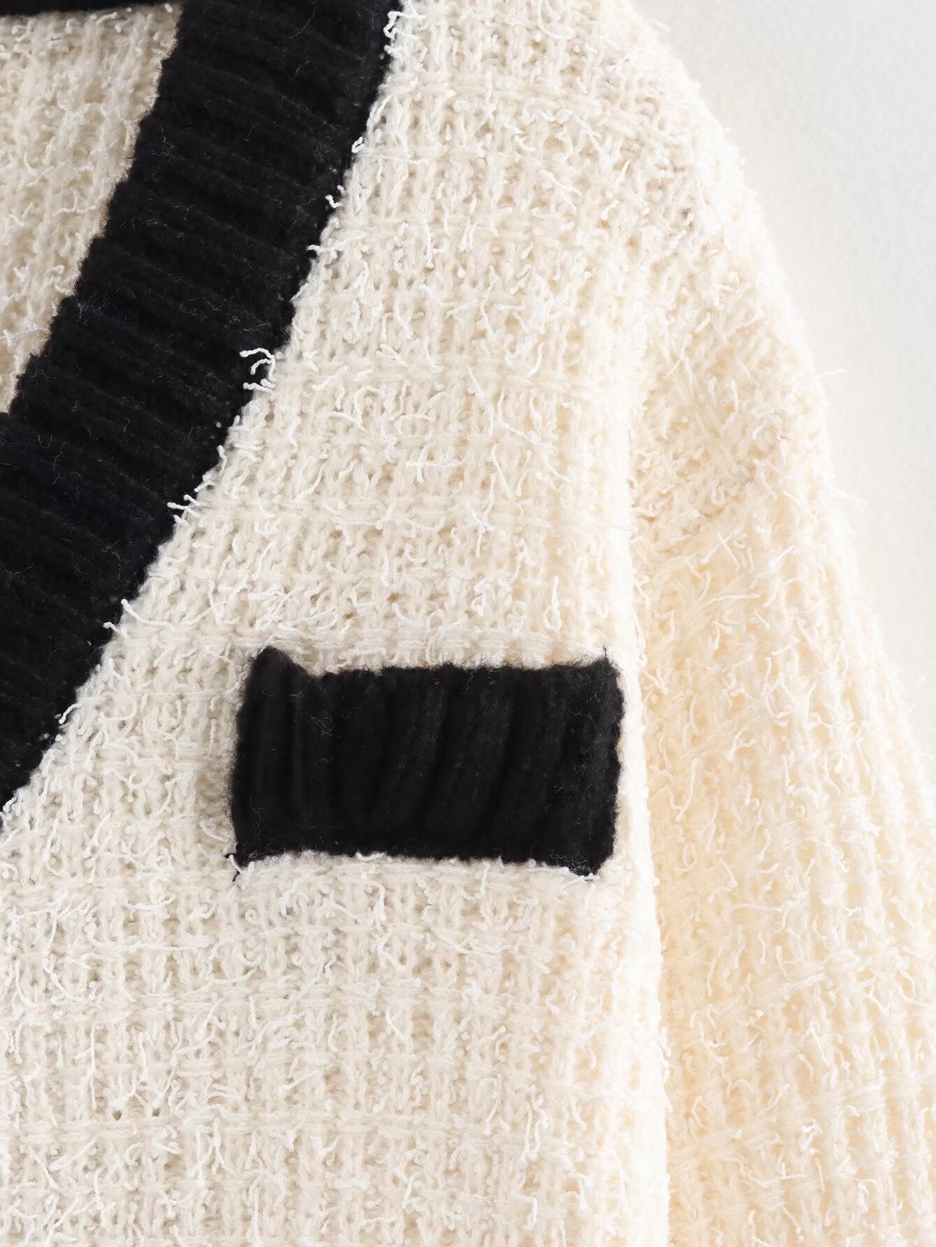 Zweiteiliges Strick-Set in Creme mit schwarzen Akzenten