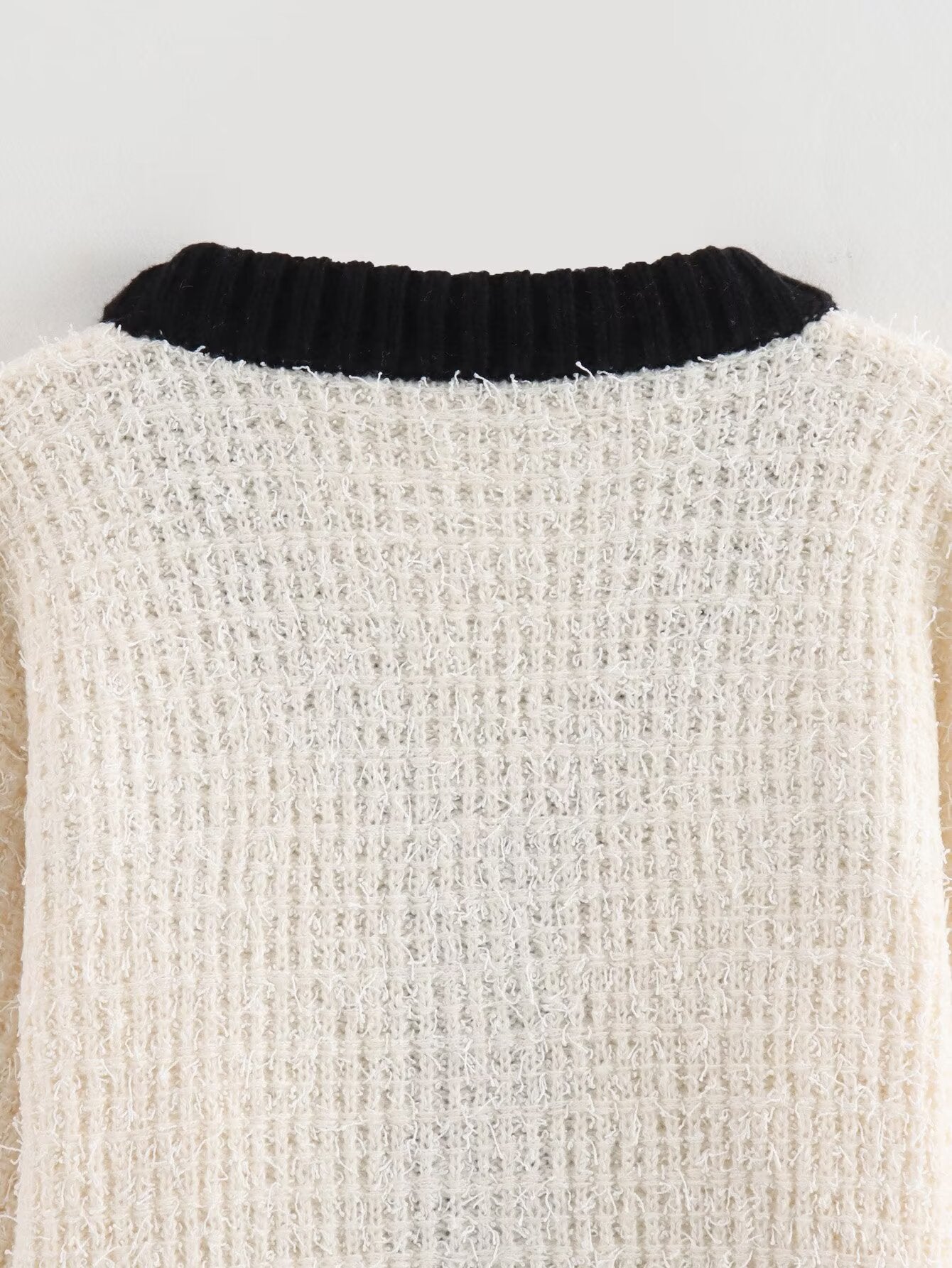 Zweiteiliges Strick-Set in Creme mit schwarzen Akzenten