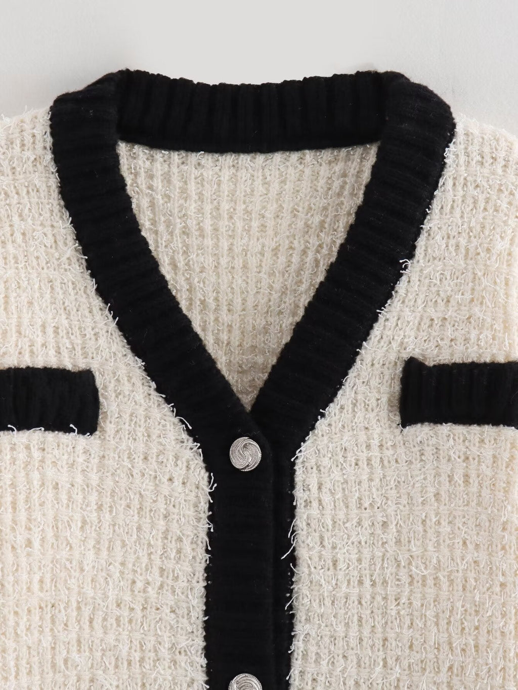 Zweiteiliges Strick-Set in Creme mit schwarzen Akzenten