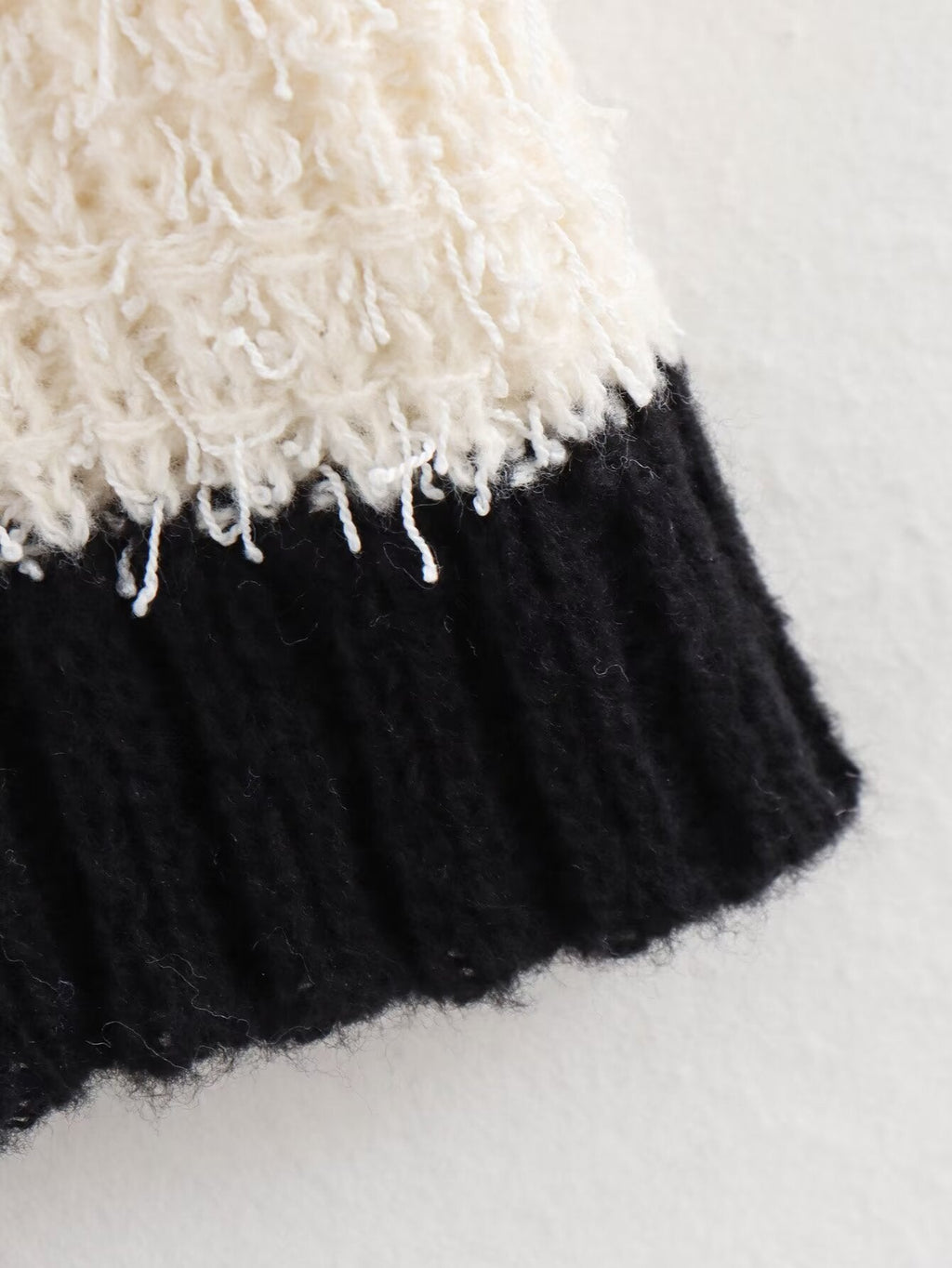 Zweiteiliges Strick-Set in Creme mit schwarzen Akzenten