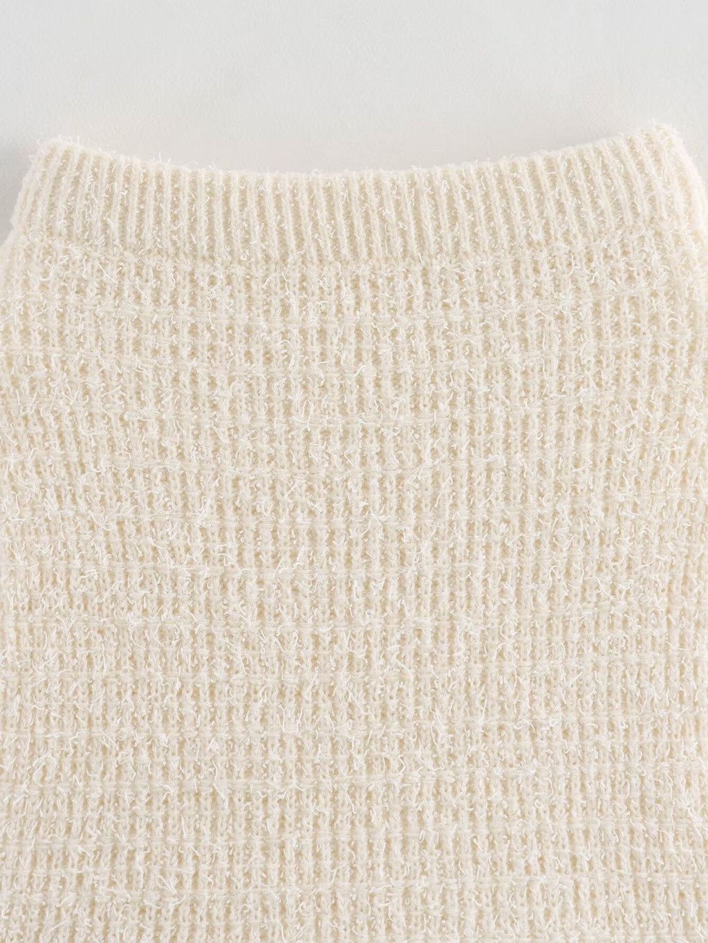 Zweiteiliges Strick-Set in Creme mit schwarzen Akzenten