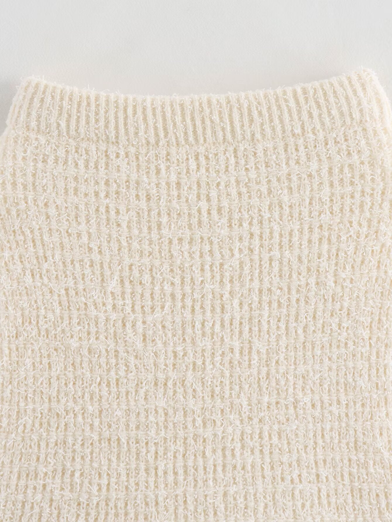 Zweiteiliges Strick-Set in Creme mit schwarzen Akzenten