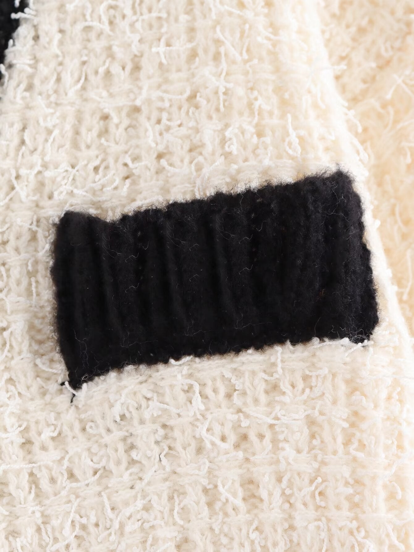 Zweiteiliges Strick-Set in Creme mit schwarzen Akzenten