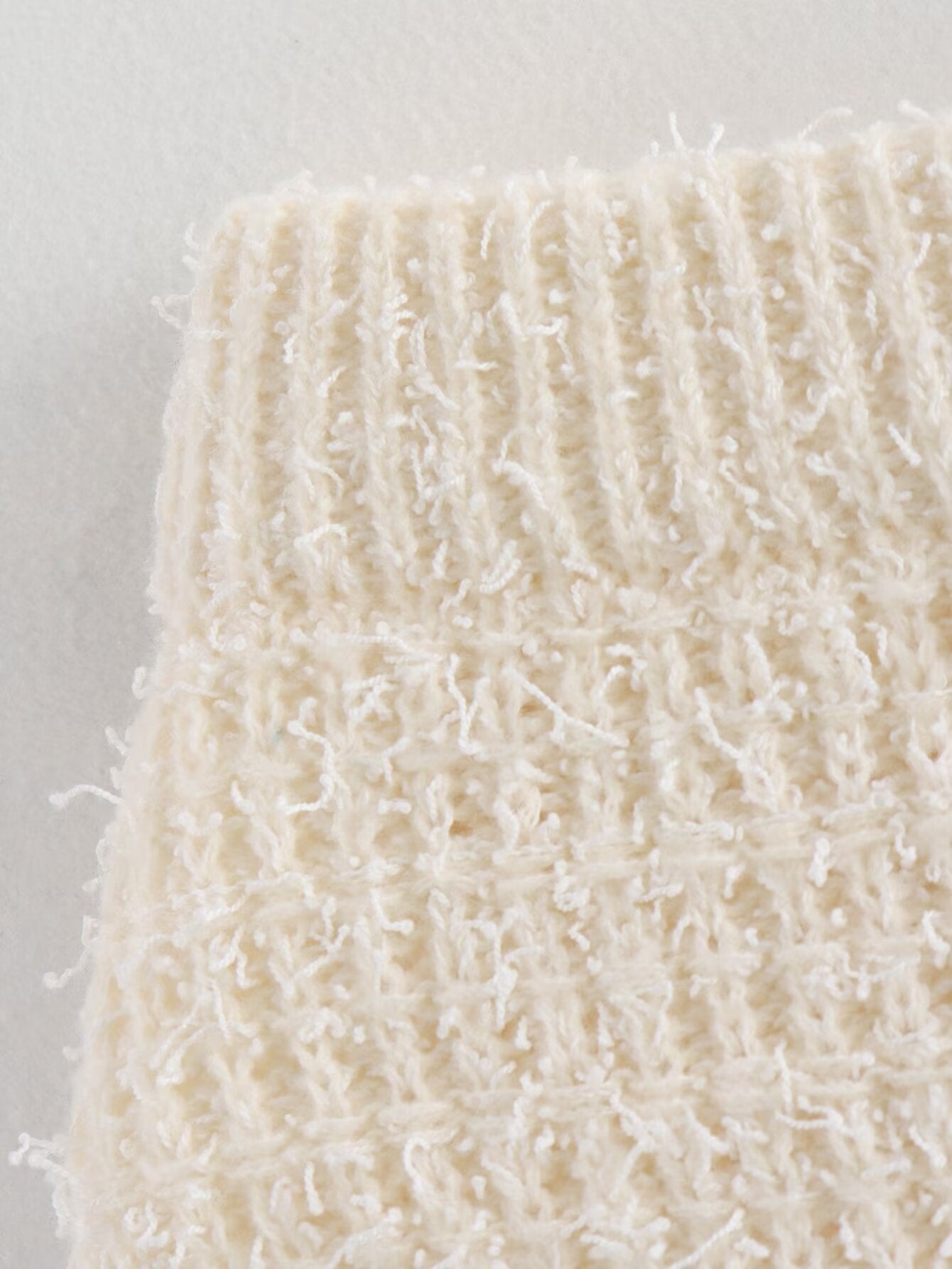 Zweiteiliges Strick-Set in Creme mit schwarzen Akzenten