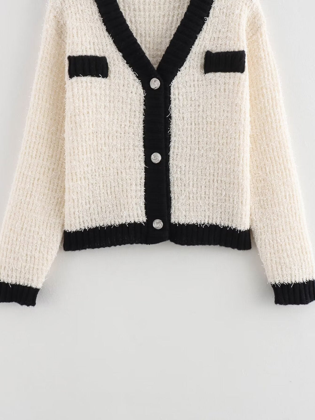 Zweiteiliges Strick-Set in Creme mit schwarzen Akzenten