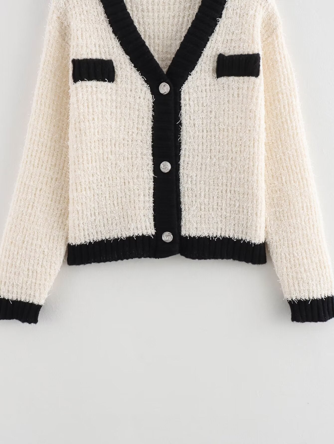 Zweiteiliges Strick-Set in Creme mit schwarzen Akzenten